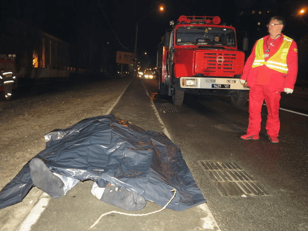 В Киеве водитель разбился за рулем угнанного авто: фото с места событий