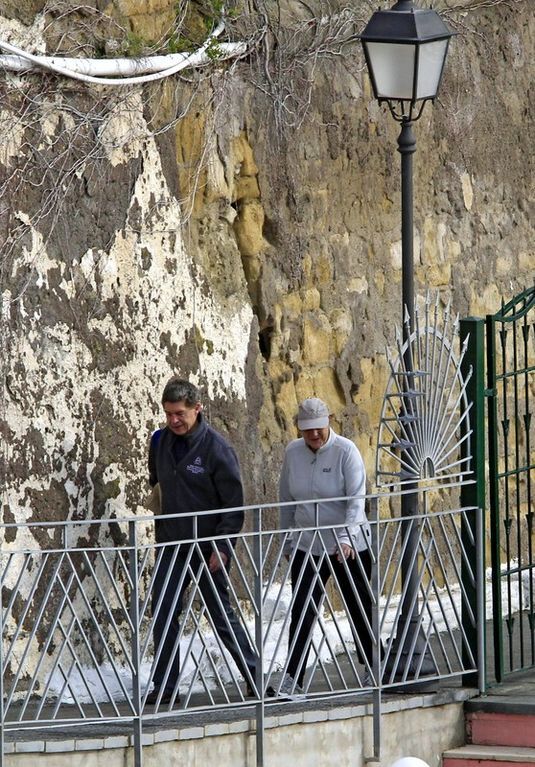 Канцлер в бейсболке: Меркель засекли на отдыхе с мужем – фотофакт