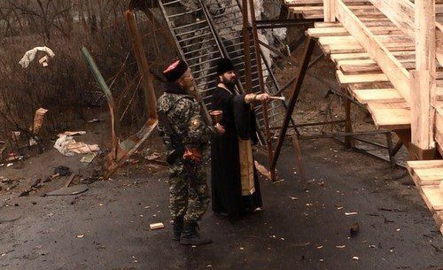 "Имени Плотницкого": на Луганщине "восстановили" взорванный мост с помощью досок – фотофакт