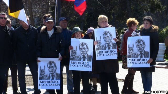 Севастопольцы вышли на протест против оккупационных властей: фото с места событий
