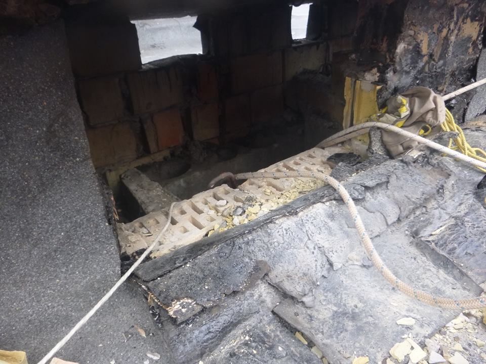 В Киеве кошку почти сутки вытаскивали из вентиляционной системы: фотофакт