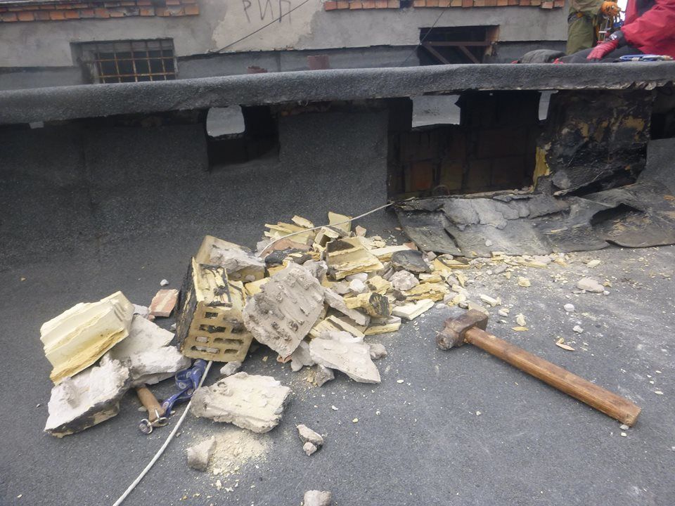 В Киеве кошку почти сутки вытаскивали из вентиляционной системы: фотофакт