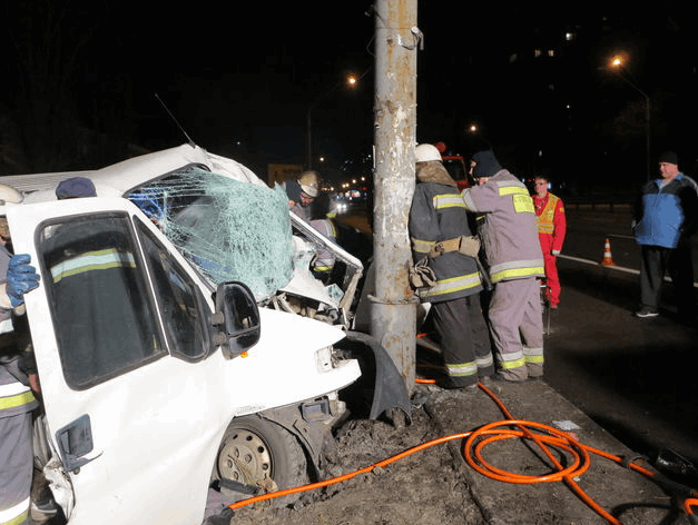 В Киеве водитель разбился за рулем угнанного авто: фото с места событий