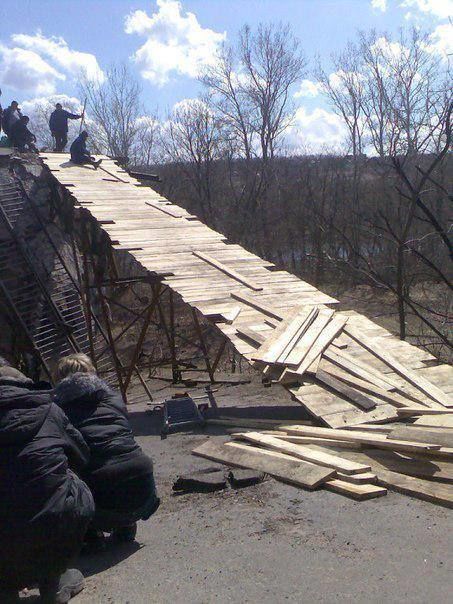 "Имени Плотницкого": на Луганщине "восстановили" взорванный мост с помощью досок – фотофакт