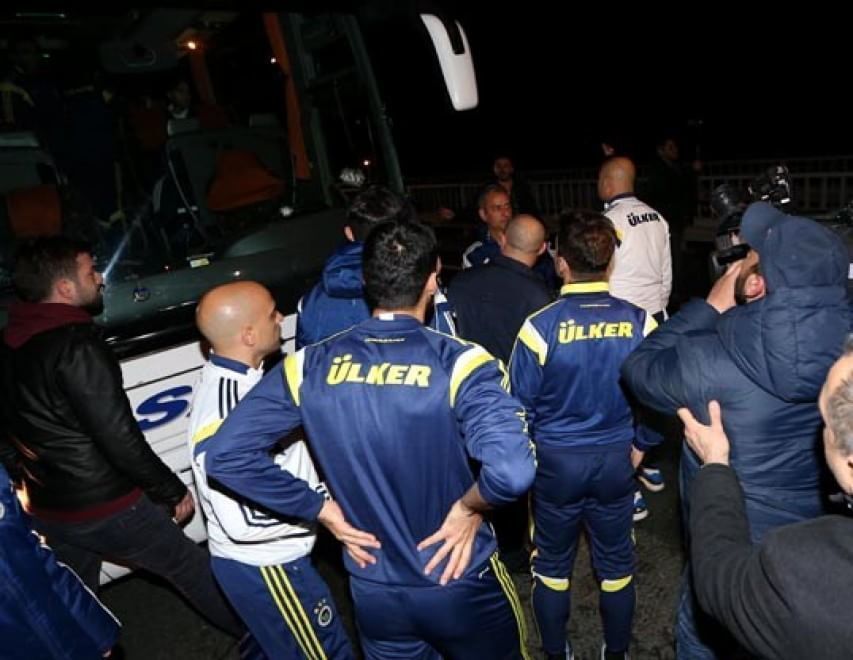 В Турции обстреляли автобус с футболистами топ-команды: фотофакт