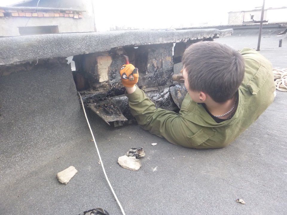 В Киеве кошку почти сутки вытаскивали из вентиляционной системы: фотофакт