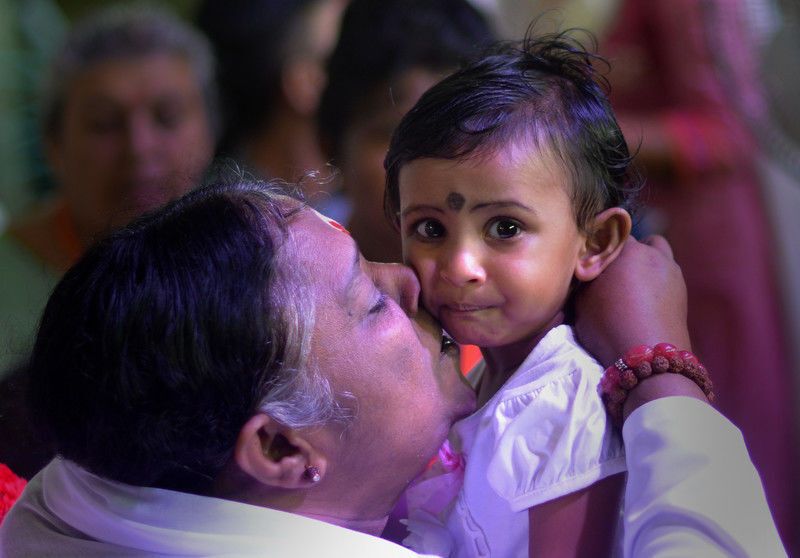 Индийская целительница "Амма" обнимает мир: самые добрые фото
