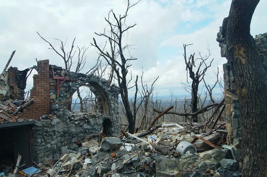 Десятки свіжих поховань бойовиків на Саур-Могилі і уламки старих пам'ятників: моторошні фото кургану