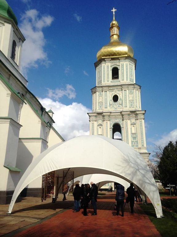 В Софии Киевской появились гигантские писанки и коридор из яиц