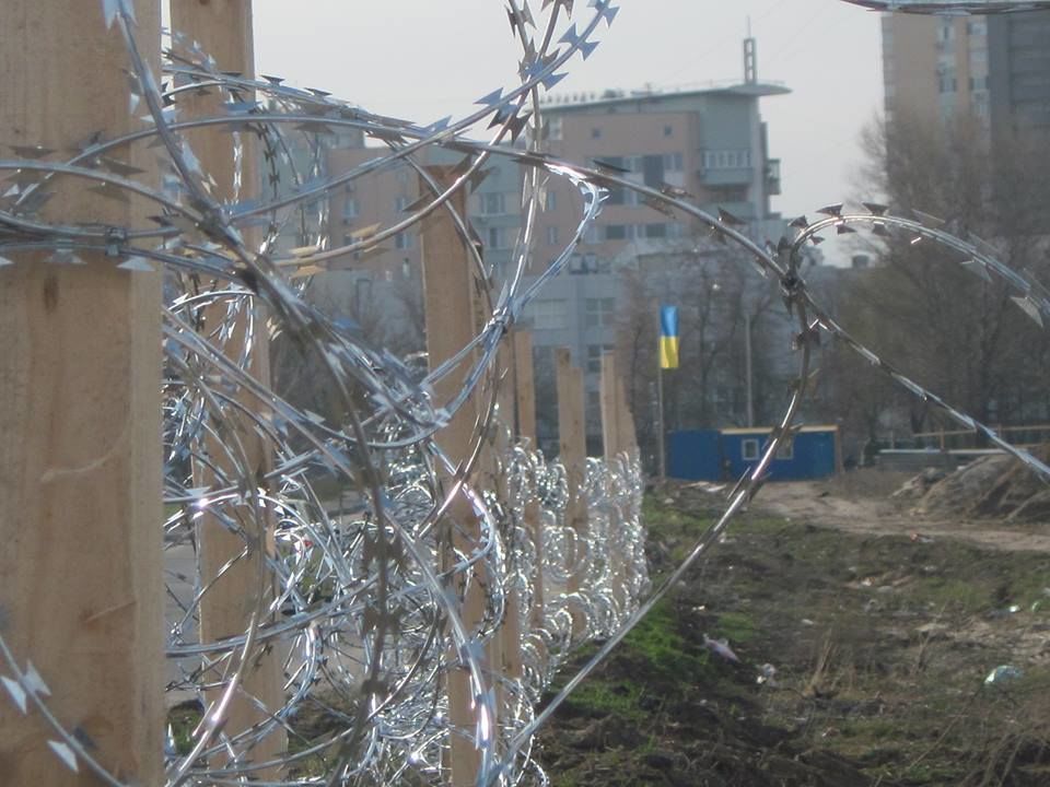 В Киеве скандальную стройку обнесли колючей проволокой: фотофакт