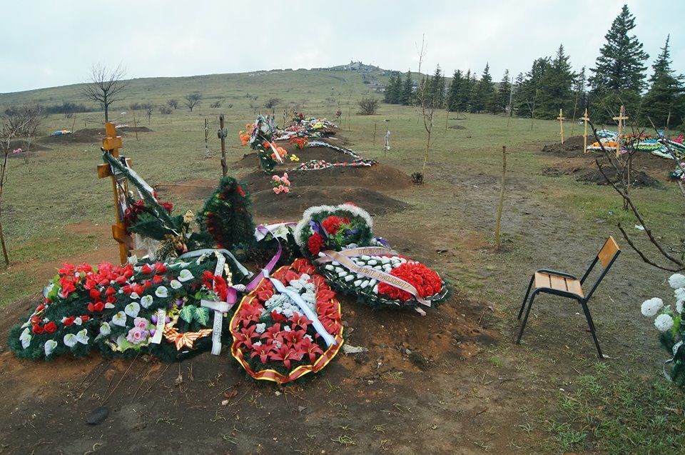 Десятки свіжих поховань бойовиків на Саур-Могилі і уламки старих пам'ятників: моторошні фото кургану