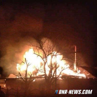 В Донецке загорелся дом из-за попадания снаряда - СМИ