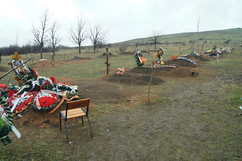 Десятки свіжих поховань бойовиків на Саур-Могилі і уламки старих пам'ятників: моторошні фото кургану