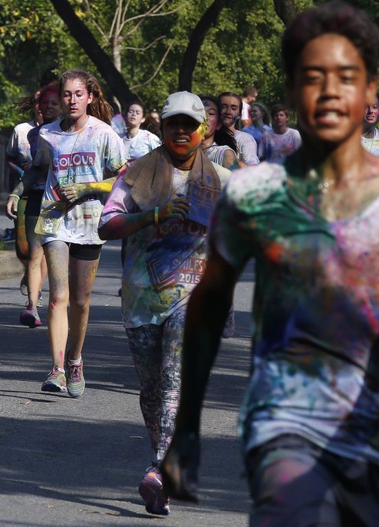 В Таиланде люди пробежали по "цветной миле улыбок": красочные фото забега