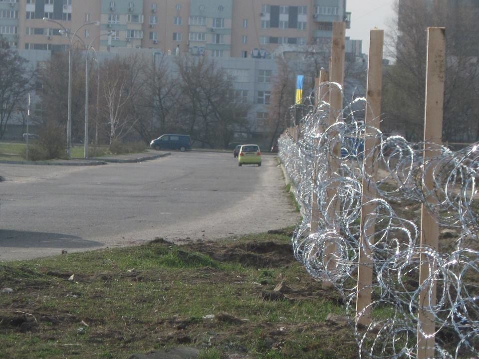 В Киеве скандальную стройку обнесли колючей проволокой: фотофакт