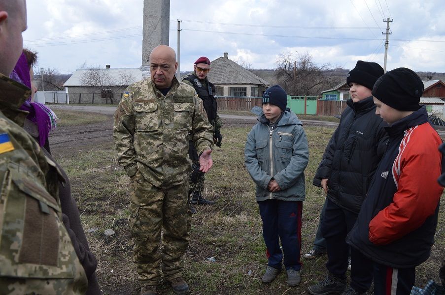 Над ще одним селом в Луганській області підняли прапор України. Фотофакт