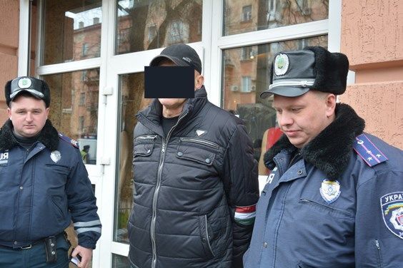 У центрі Миколаєва затримали чоловіка з цілою сумкою гранат