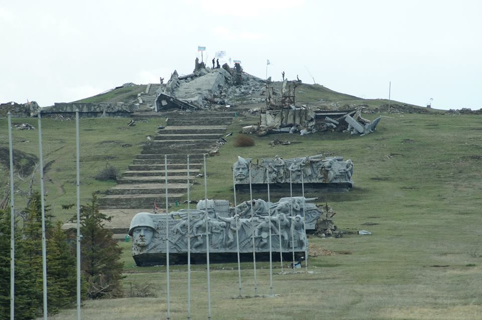 Десятки свіжих поховань бойовиків на Саур-Могилі і уламки старих пам'ятників: моторошні фото кургану