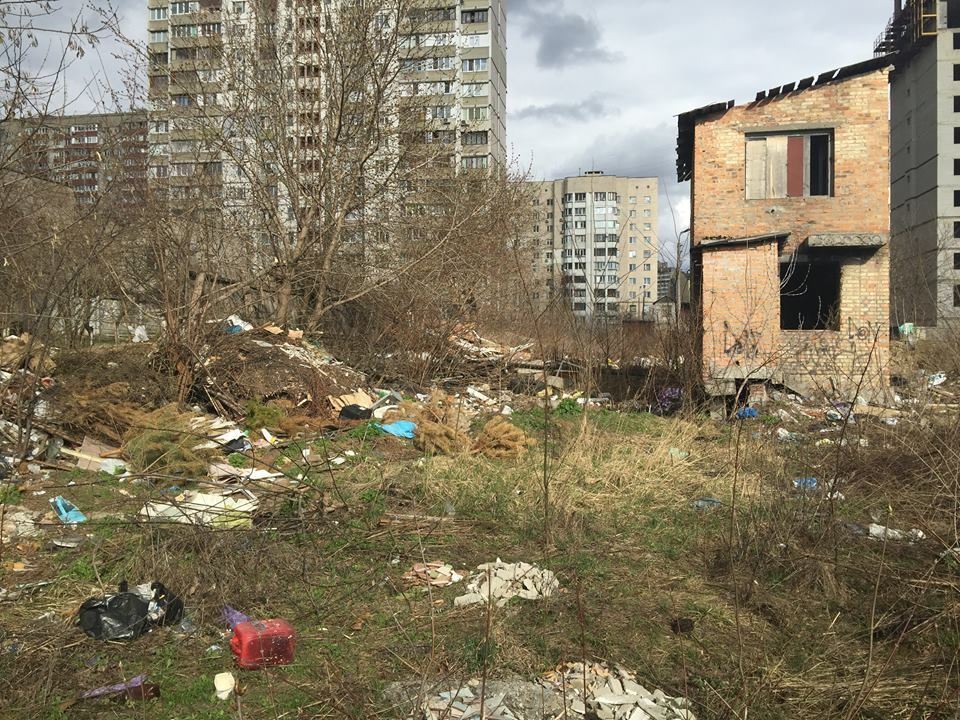 Киевлянин обнаружил возле детских площадок горы опасного мусора: фотофакт