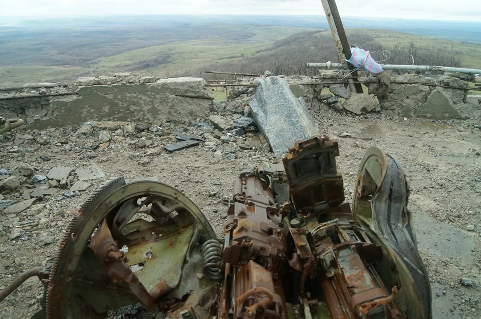 Десятки свіжих поховань бойовиків на Саур-Могилі і уламки старих пам'ятників: моторошні фото кургану