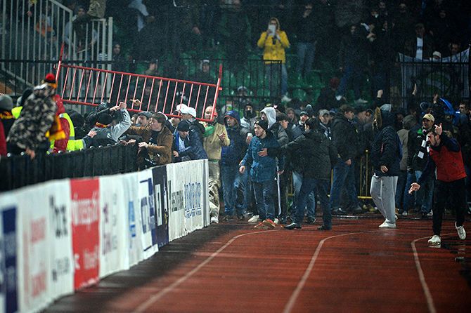 Дикари: российские фанаты устроили массовое побоище на матче
