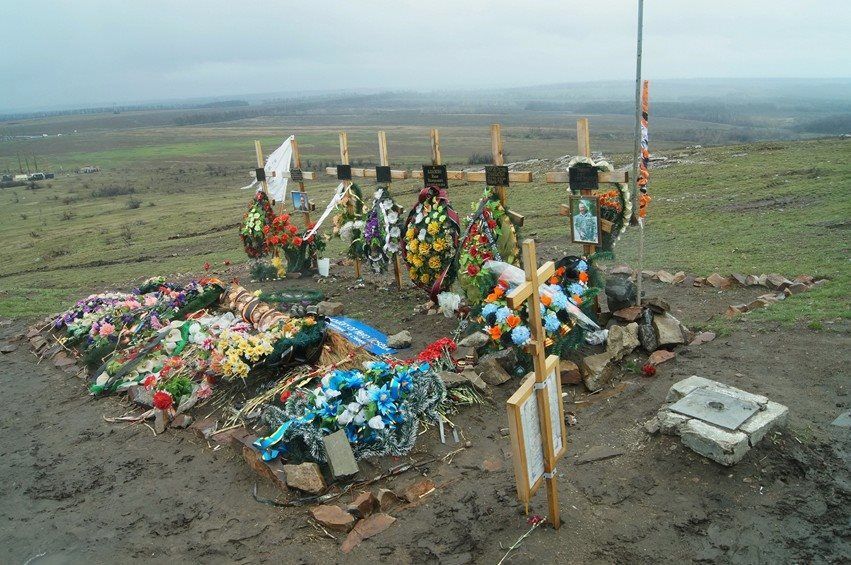 Десятки свіжих поховань бойовиків на Саур-Могилі і уламки старих пам'ятників: моторошні фото кургану