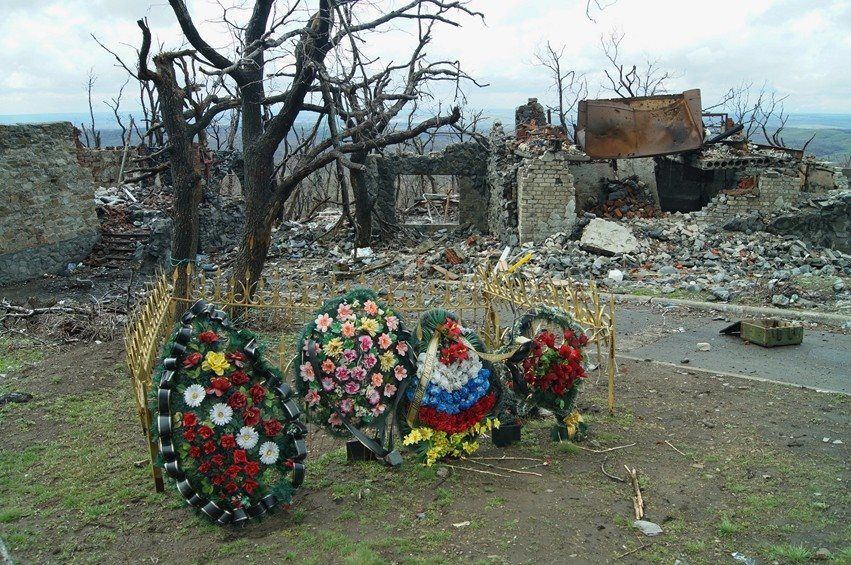 Десятки свежих захоронений боевиков на Саур-Могиле и обломки старых памятников: жуткие фото кургана