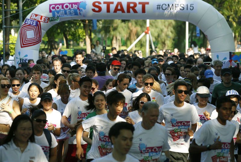 В Таиланде люди пробежали по "цветной миле улыбок": красочные фото забега