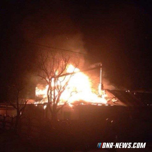 В Донецке загорелся дом из-за попадания снаряда - СМИ