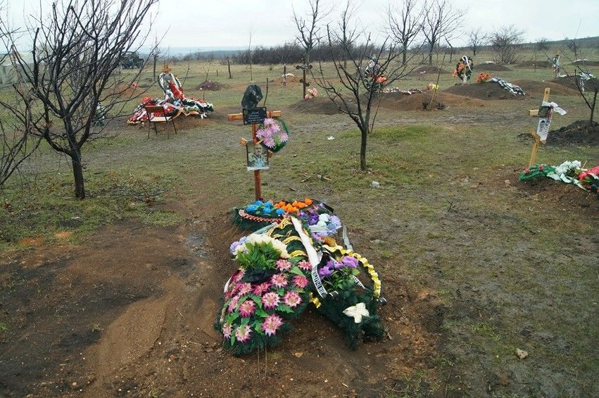 Десятки свіжих поховань бойовиків на Саур-Могилі і уламки старих пам'ятників: моторошні фото кургану