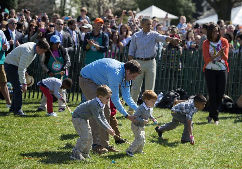 "Катание яиц" в Белом доме: Барак Обама с кроличьими ушами и танцующая Мишель