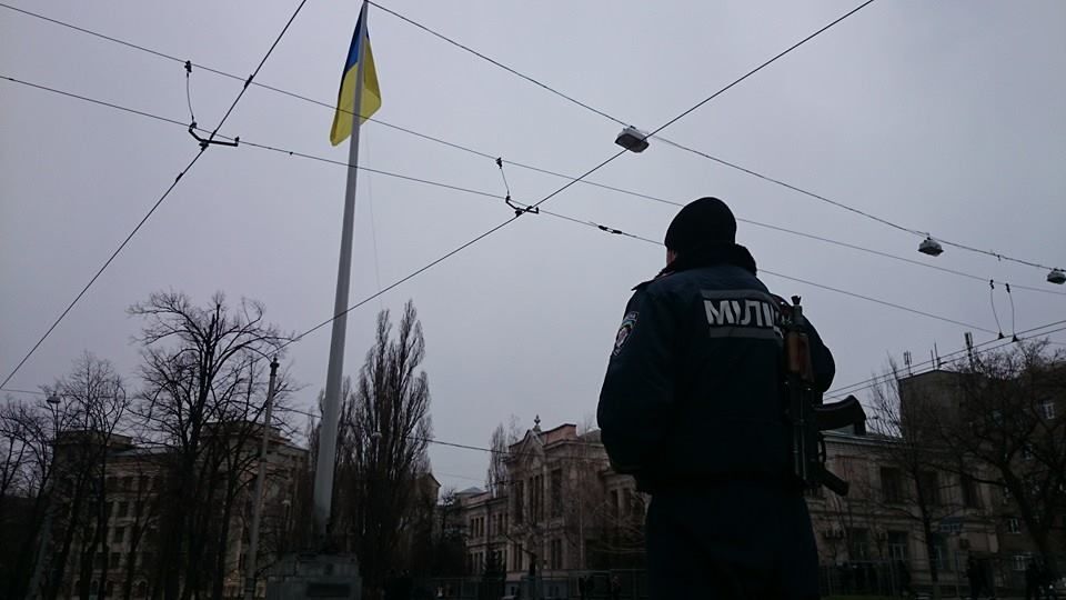 В центре Харькова взорвали стелу с флагом Украины