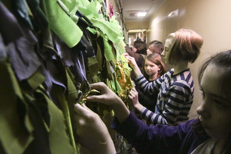 Мариупольские детдомовцы изготавливают камуфляжные сетки для бойцов АТО. Фотофакт
