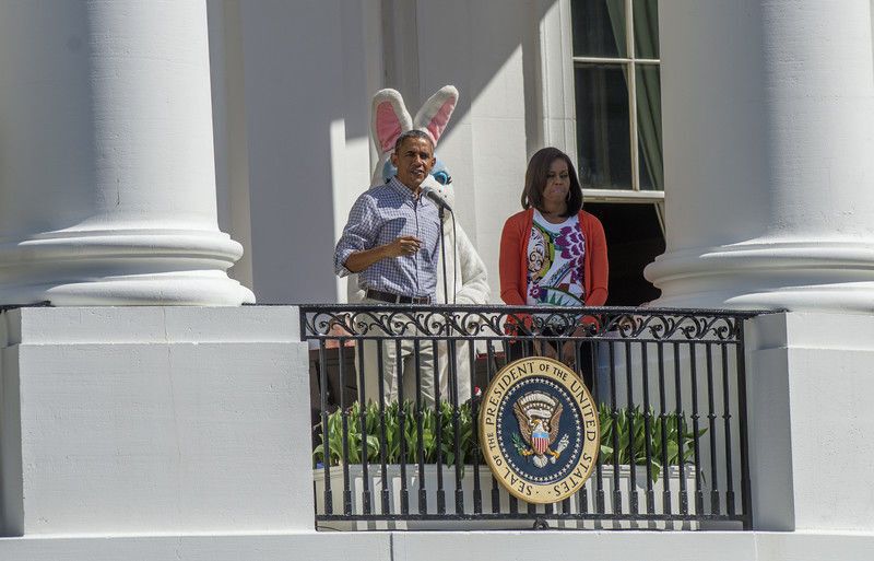 "Катание яиц" в Белом доме: Барак Обама с кроличьими ушами и танцующая Мишель