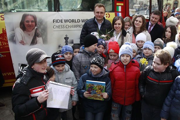Мэр и дети: Львов ярко встретил чемпионку мира по шахматам