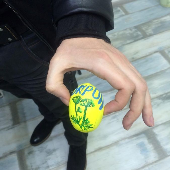 Боевые яйца: в Киеве делают писанки с эмблемами батальонов