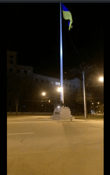 В центре Харькова взорвали стелу с флагом Украины: фото с места событий