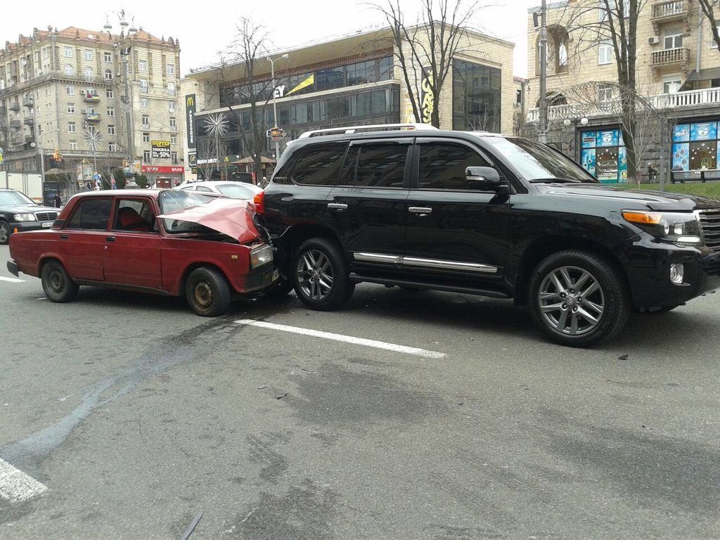 Авария-анекдот: водитель Жигулей сбежал после ДТП с элитным джипом