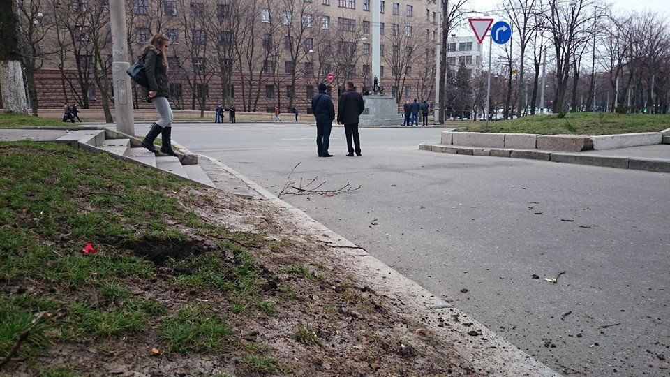 У центрі Харкова підірвали стелу з прапором України: фото з місця подій