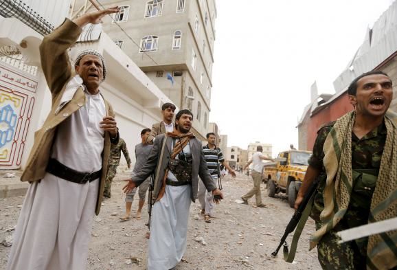 Страшные последствия авиационного удара по жилым кварталам столицы Йемена: фоторепортаж