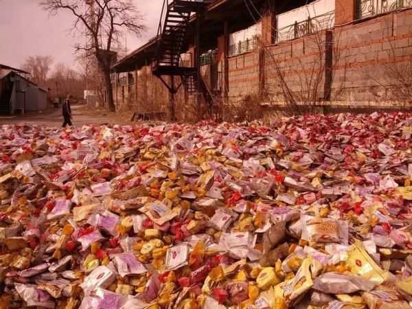 В Донецке на улицу выкинули тысячи конфет