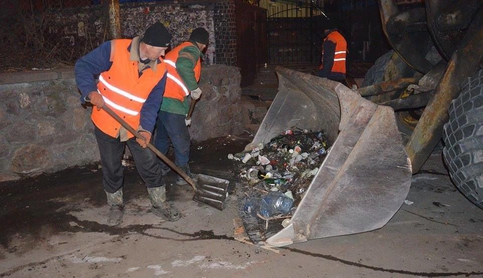 В Киеве возле метро "Святошино" за ночь демонтировали 80 незаконных киосков