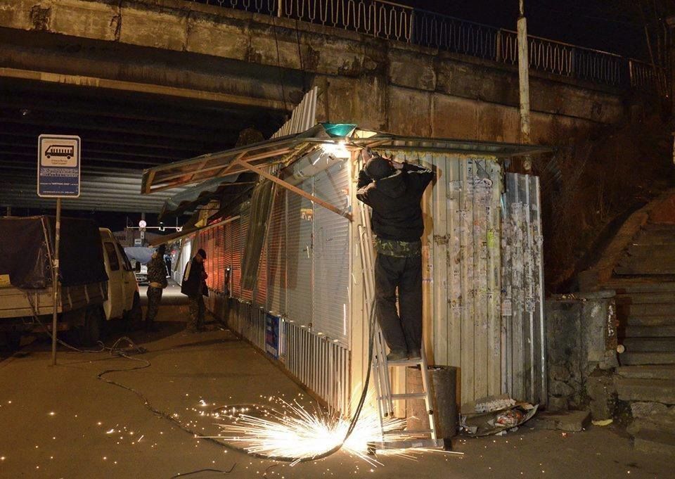 У Києві біля метро "Святошино" за ніч демонтували 80 незаконних кіосків