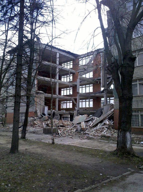 У Львові обвалилася стіна п'ятиповерхового офісного будинку: фотофакт