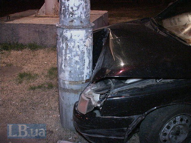 В Киеве пьяный водитель убегал от ГАИ и протаранил столб