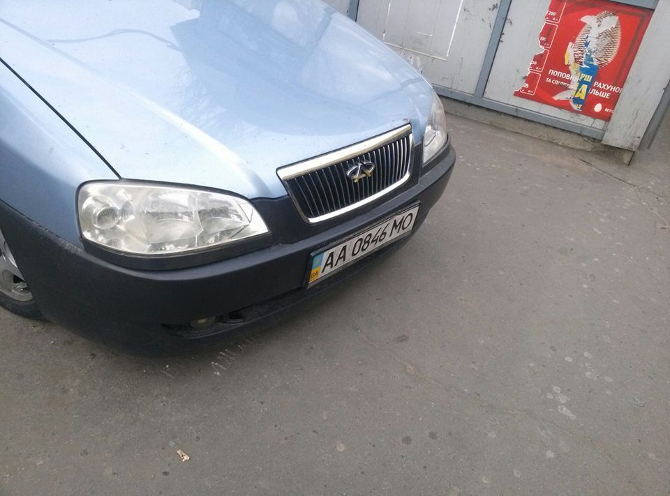 Киевляне обклеили автомобиль водителя-хама записками: фотофакт