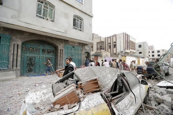 Страшные последствия авиационного удара по жилым кварталам столицы Йемена: фоторепортаж