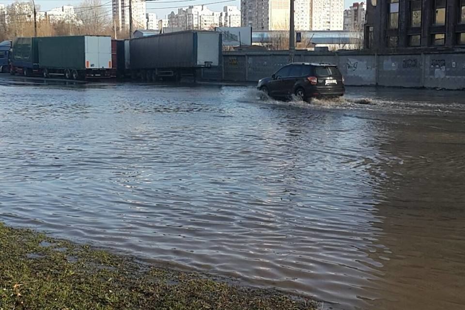 Море по колено: в Киеве по-серьезному затопило проспект. Фотофакт