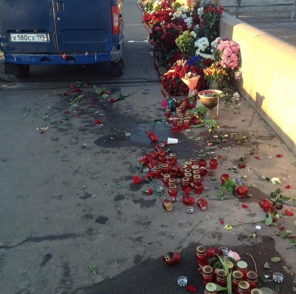 Коммунальщики варварски убирают цветы с места убийства Немцова