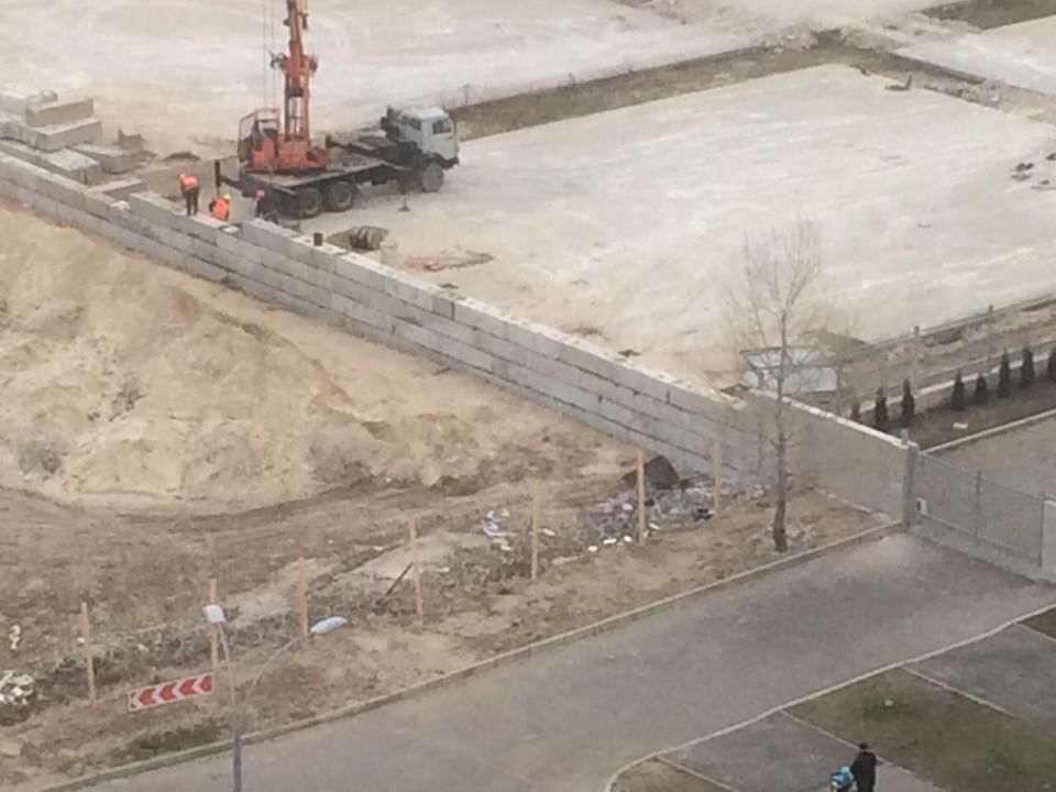 Скандальную киевскую стройку обнесли еще и бетонным забором: фотофакт